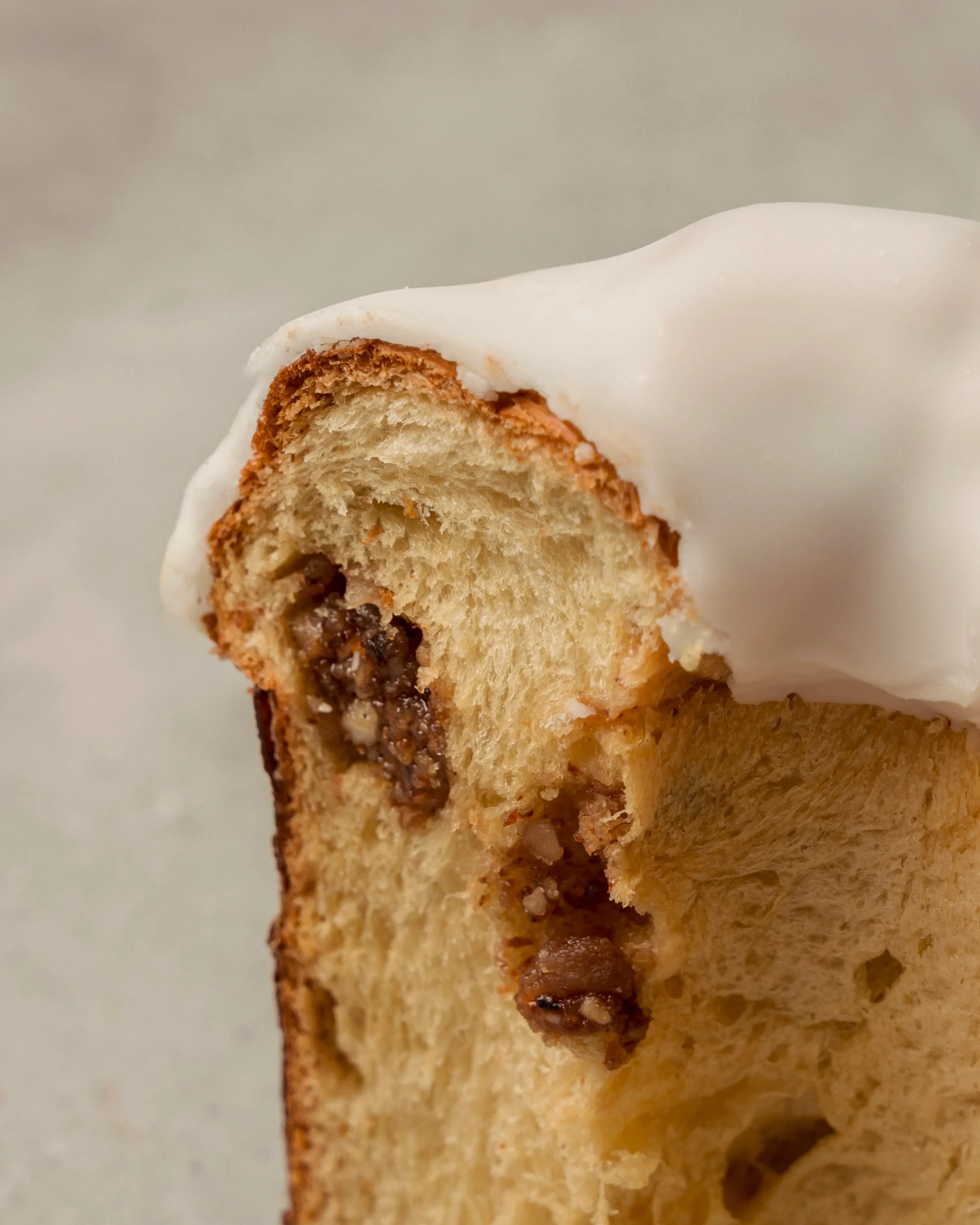 Anello di Monaco con ripieno cremoso di frutta secca e marroni glassat