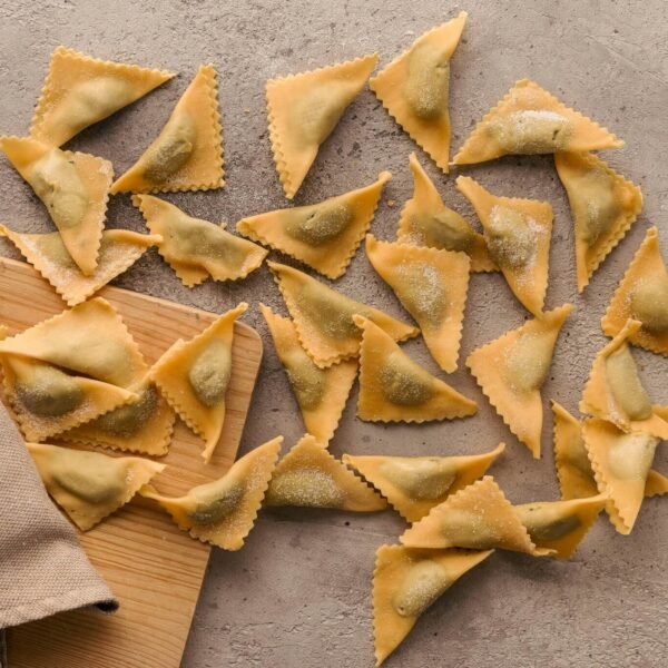 Ravioli di erba amara freschi su piano infarinato Pane al Pane Mantova
