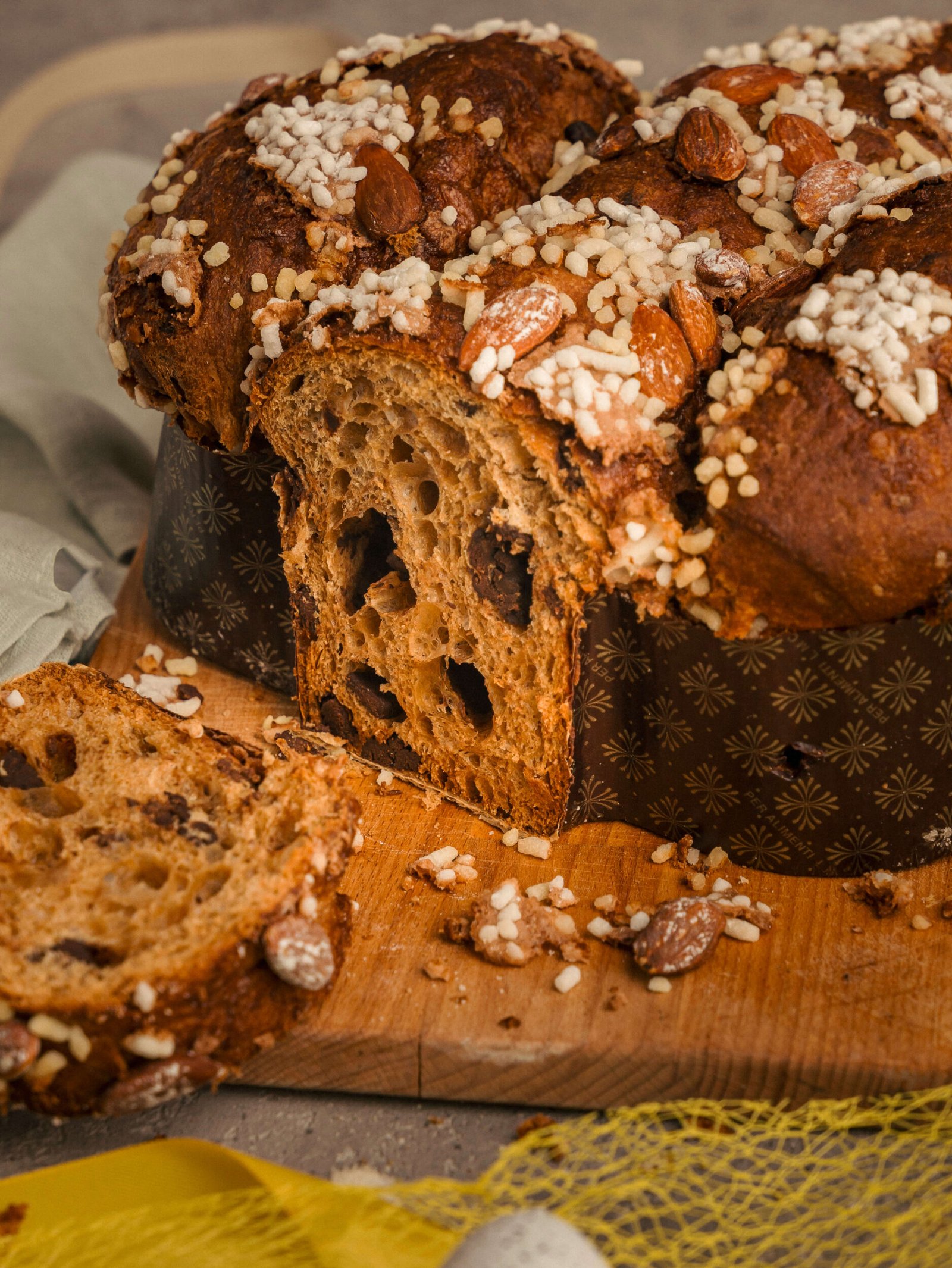 Colomba artigianale con cioccolato, mandorle e zucchero del panificio Pane al Pane di Mantova
