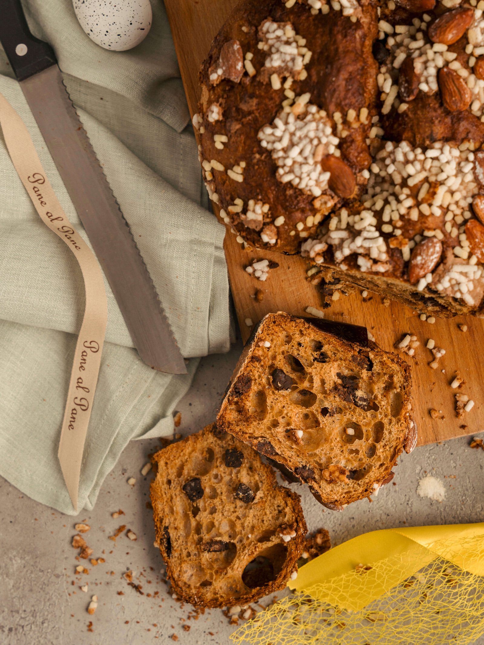 Colomba artigianale con cioccolato, mandorle e zucchero del panificio Pane al Pane di Mantova