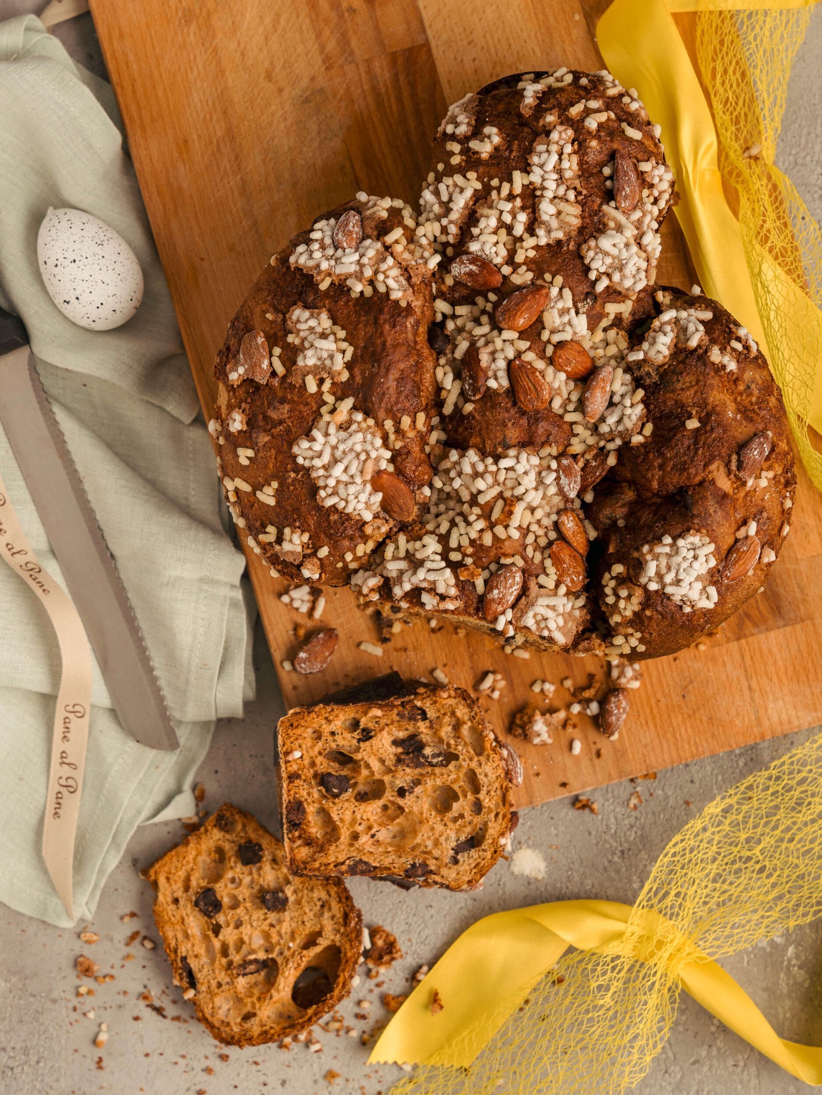 Colomba artigianale con cioccolato, mandorle e zucchero. Dolce pasquale del panificio Pane al Pane di Mantova