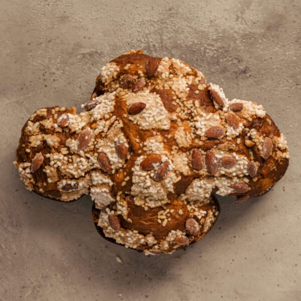 Colomba artigianale con mandorle e zucchero del panificio Pane al Pane di Mantova