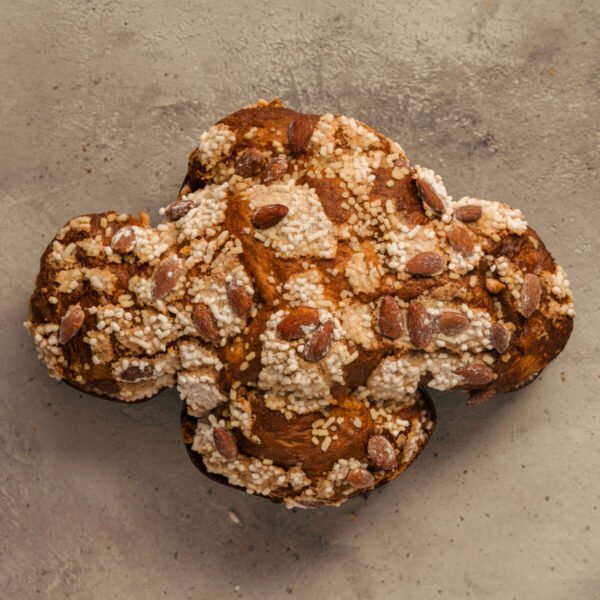 Colomba artigianale con uvetta con mandorle e zucchero del panificio Pane al Pane di Mantova