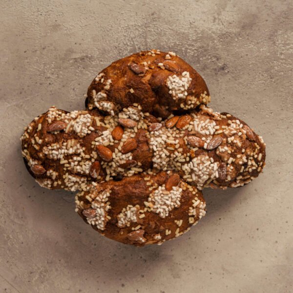 Colomba artigianale con cioccolato pasquale con mandorle e zucchero del panificio Pane al Pane di Mantova.