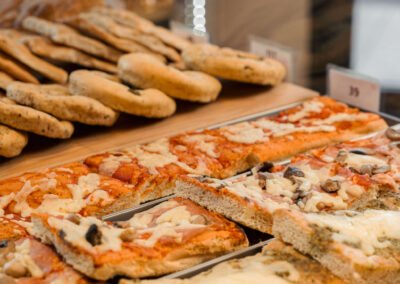 Focaccia artigianale farcita esposta in vetrina