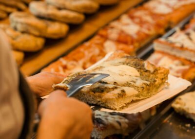 Focaccia artigianale farcita con pesto esposta in vetrina