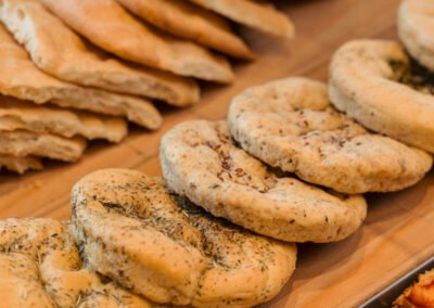 Focaccia artigianale al rosmarino esposta in vetrina