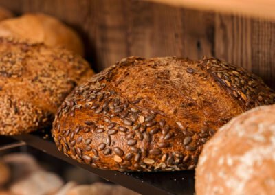 Pane ai cereali artigianale esposto nella vetrina del panificio Pane al Pane di Mantova
