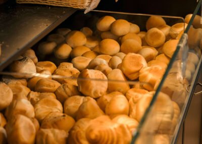 Pane artigianale e panini freschi esposti nella vetrina del panificio Pane al Pane di Mantova.