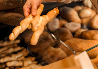 Ricciolini artigianali esposti nella vetrina del panificio Pane al Pane di Mantova