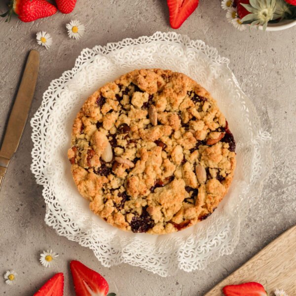 Sbrisolona alle fragole con base friabile e confettura artigianale Pane al Pane Mantova